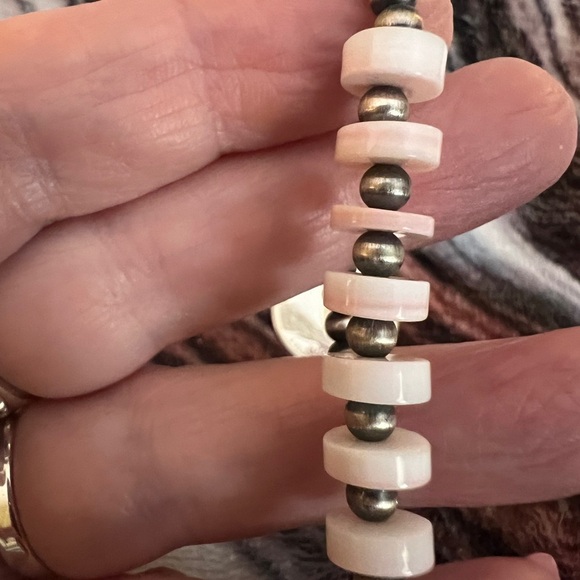 ❤️ Queen Pink Conch 6mm Desert Pearl Native Navajo Heishi Stack Bracelet Sz 6.25 - Picture 6 of 13